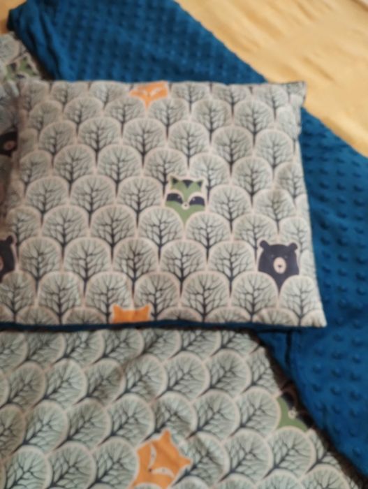 Na chłodniejsze dni kocyk z podusią do łóżeczka