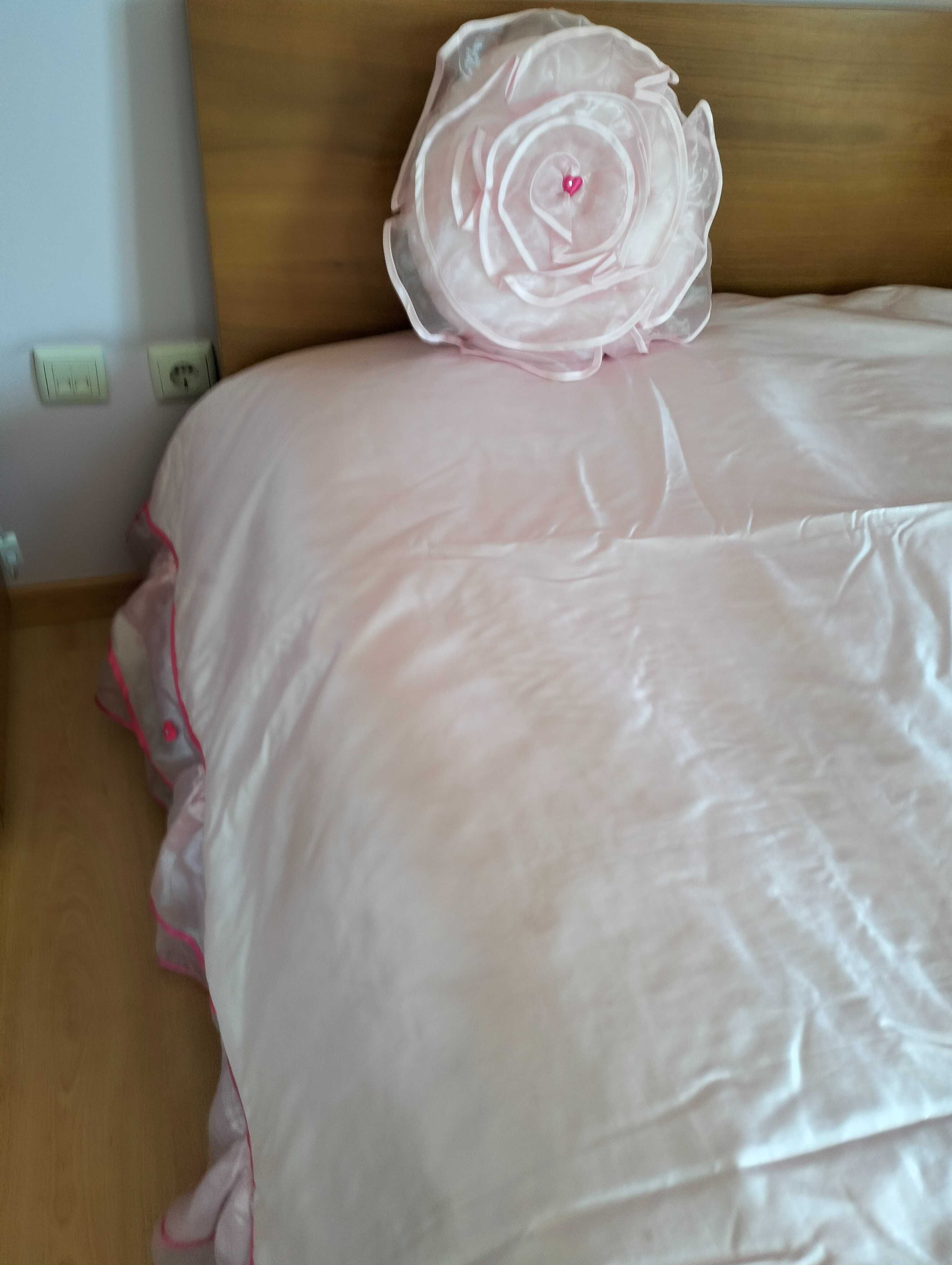Colcha de criança com almofadas e cortinas
