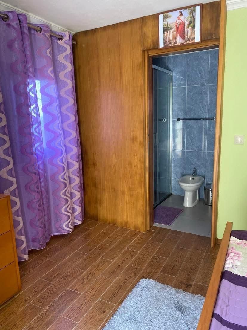 Aluga-se quarto com casa de banho e entrada privativa