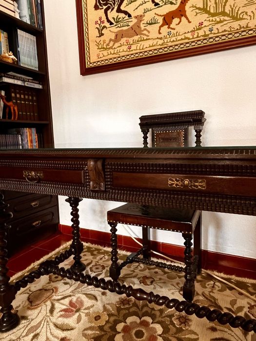 Secretaria antiga entalhada em madeira maciça + cadeira de encosto