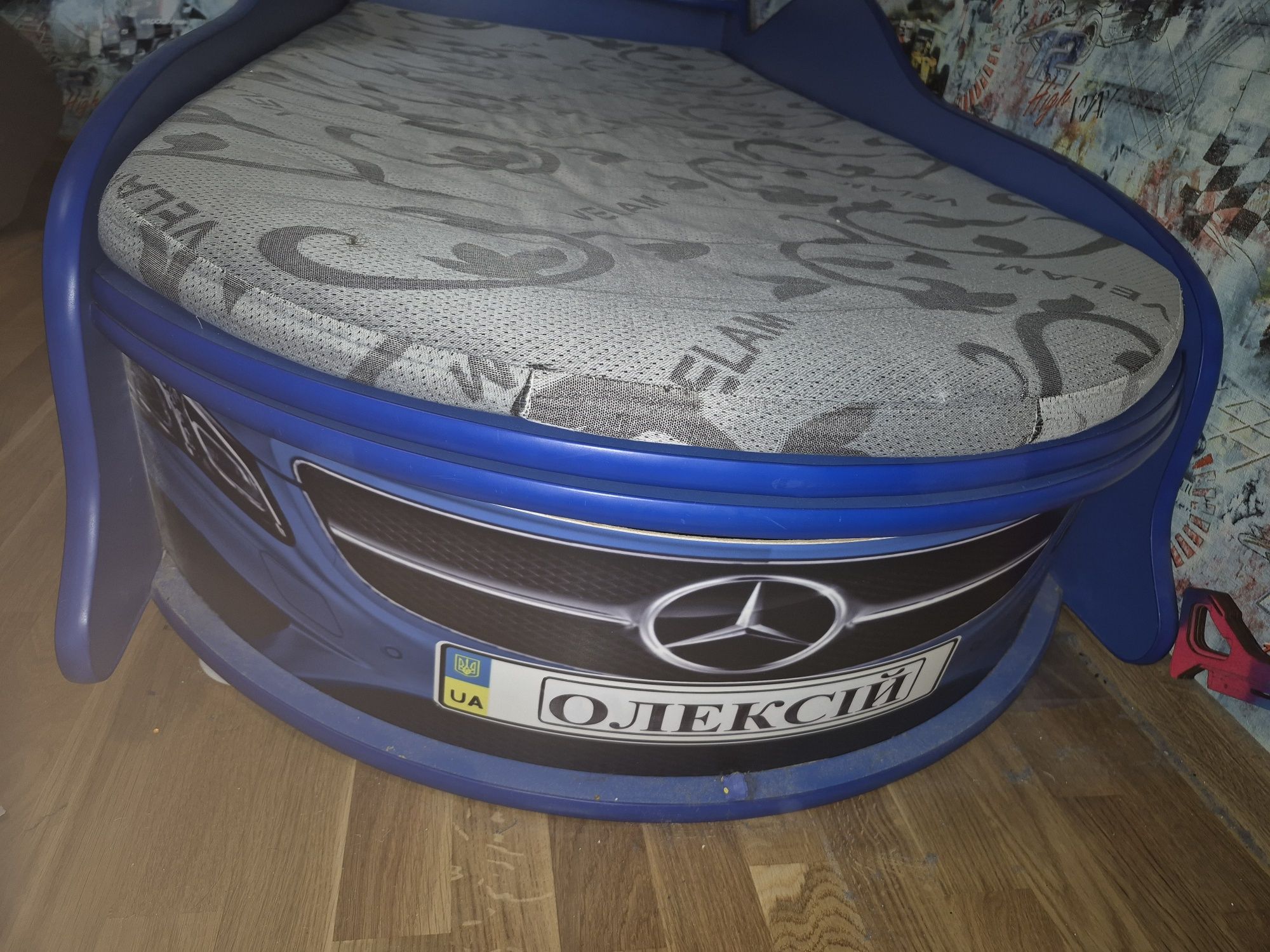 Продається кровать-машинка для підлітка. Спальне місце 1,77×0,80 см.