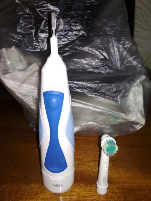 Электронная зубная щётка.