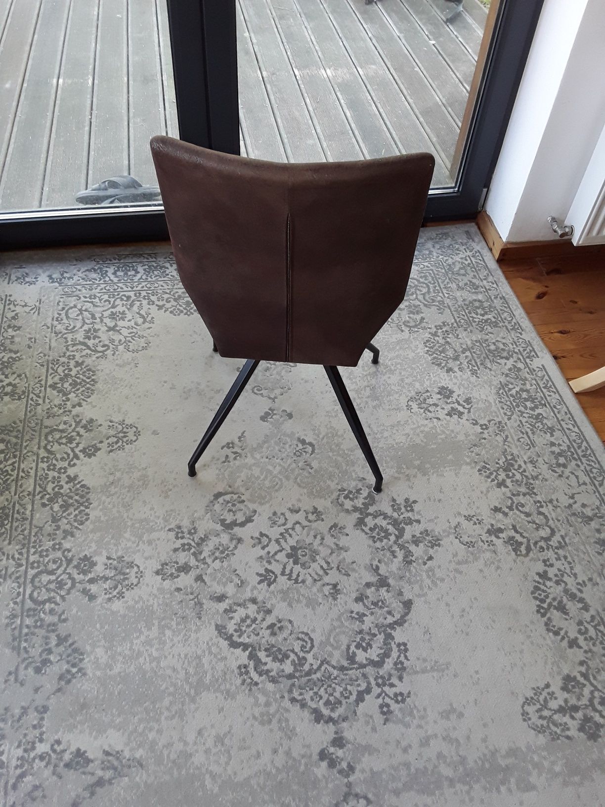 Sprzedam krzesła aksamitne nowe i ciemny brąz używane