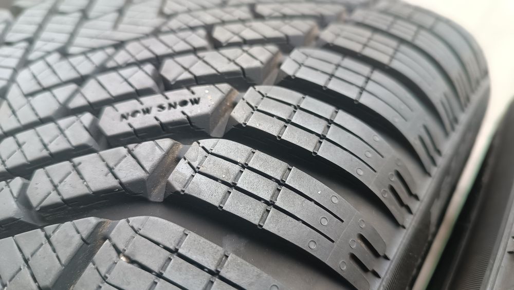 225/45R17 Opony zimowe Pirelli - 9-8,5 mm rant ochronny