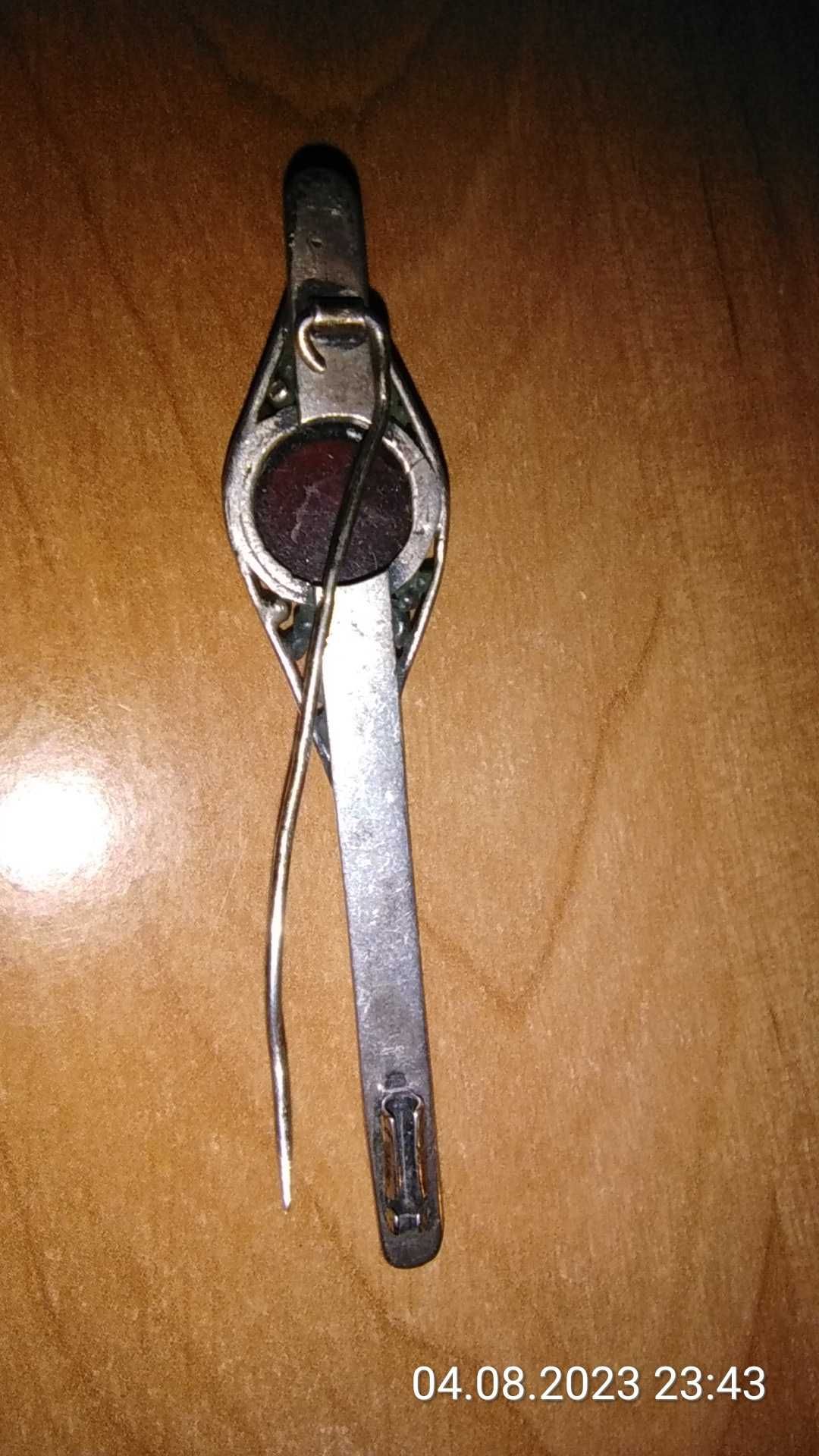 Srebrna broszka z bursztynem 800