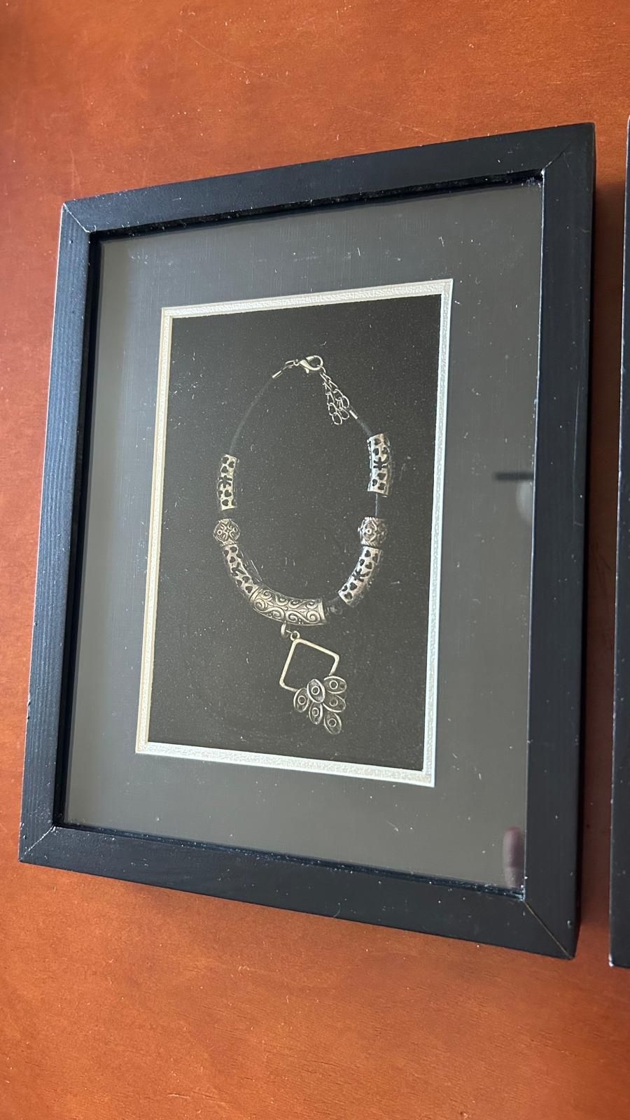 3 molduras com pulseiras prateadas