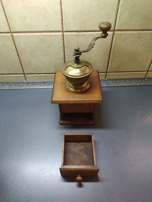 Stary drewniany młynek do kawy