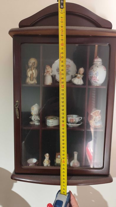 Expositor com miniaturas de loiças