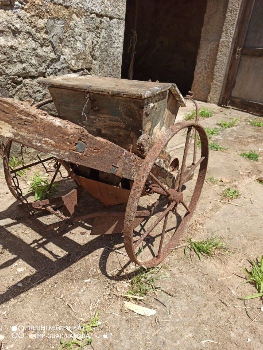 Semeador de Milho e Feijão Antigo para Restauro