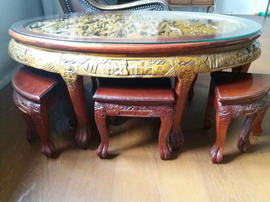 sprzedam rzeźbiony cudny drewniany stolik okolicznosciowy z 6 krzesła