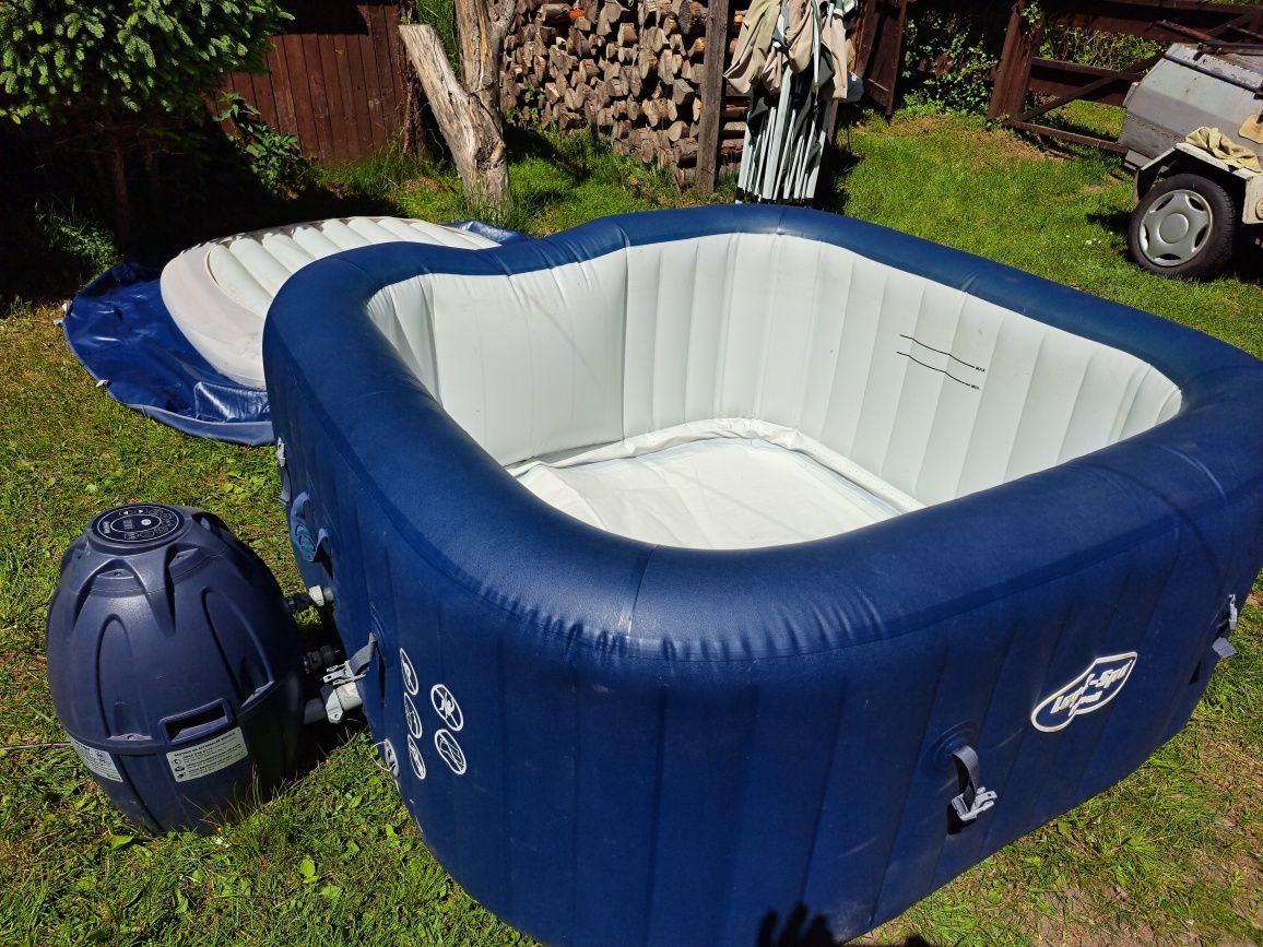Jacuzzi 4-6 osób, bez pokrywy.
