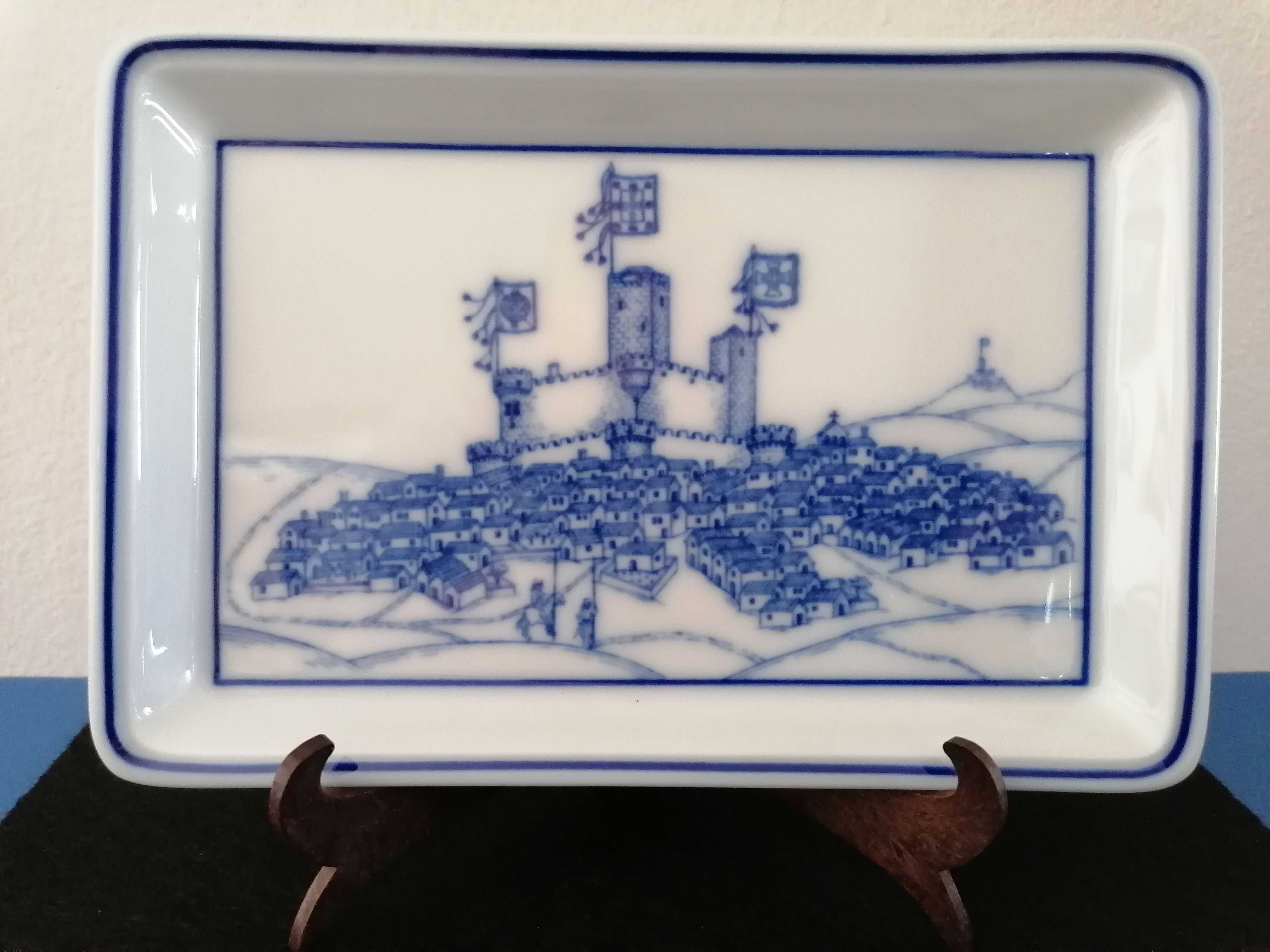 Bandeja da Vista Alegre com cópia duma imagem do Livro das Fortalezas