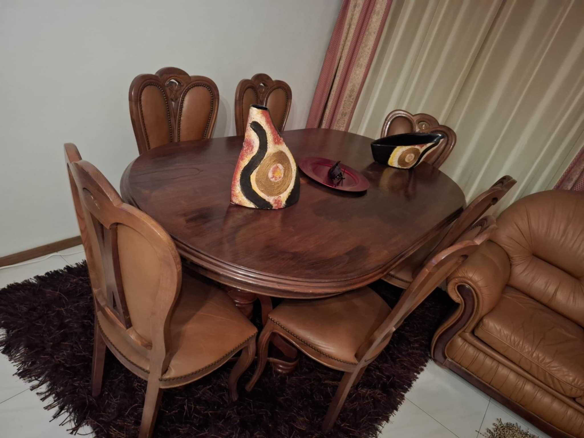 Mesa de sala com cadeiras