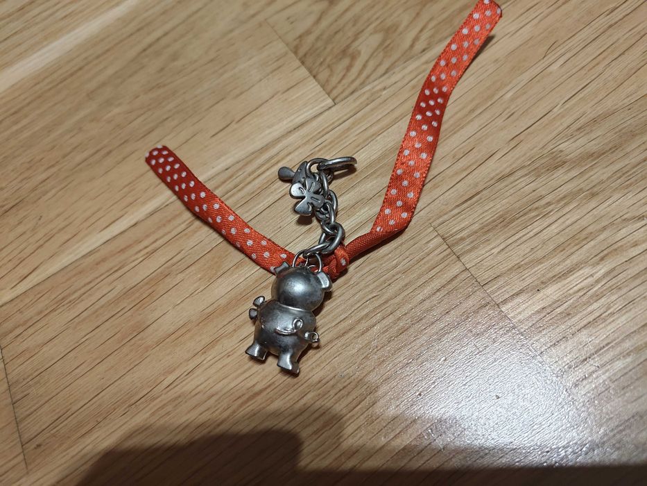 Breloczek do kluczy ozdoba świnka stalowy z kokardką wstążką