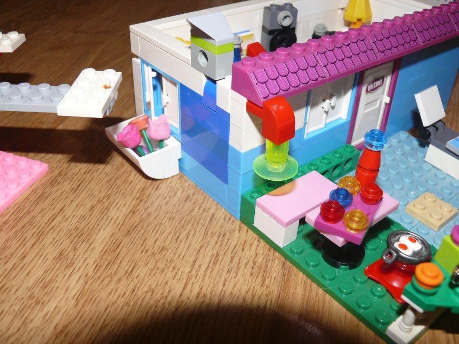 mały domek z ogródkiem gadżety, klocki Lego i inne