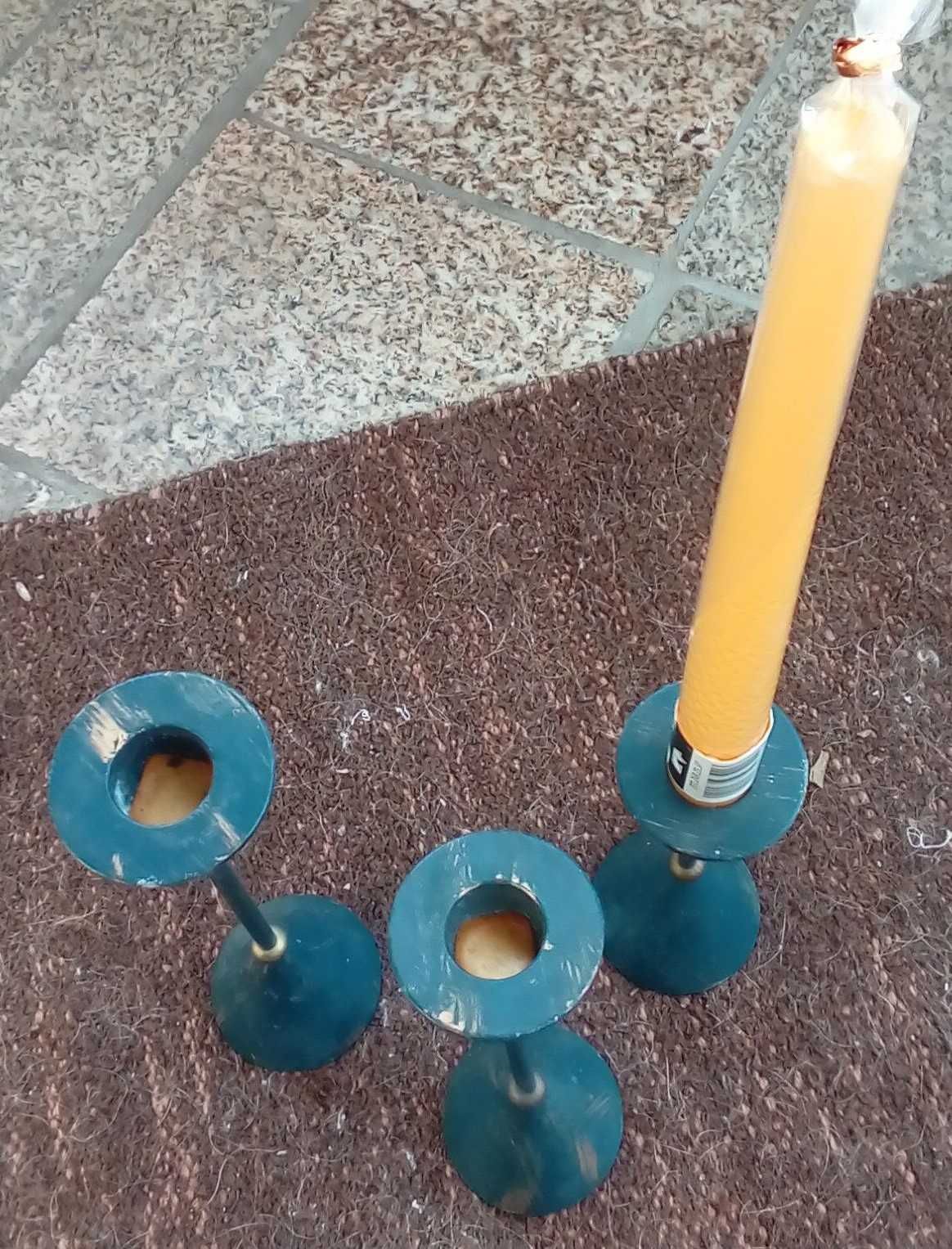 3 castiçais em metal azul e dourado
