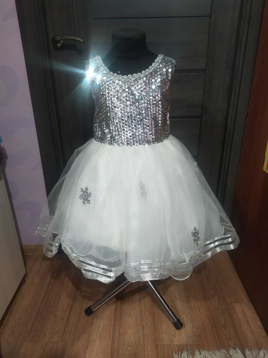 Платья и костюмы для праздников