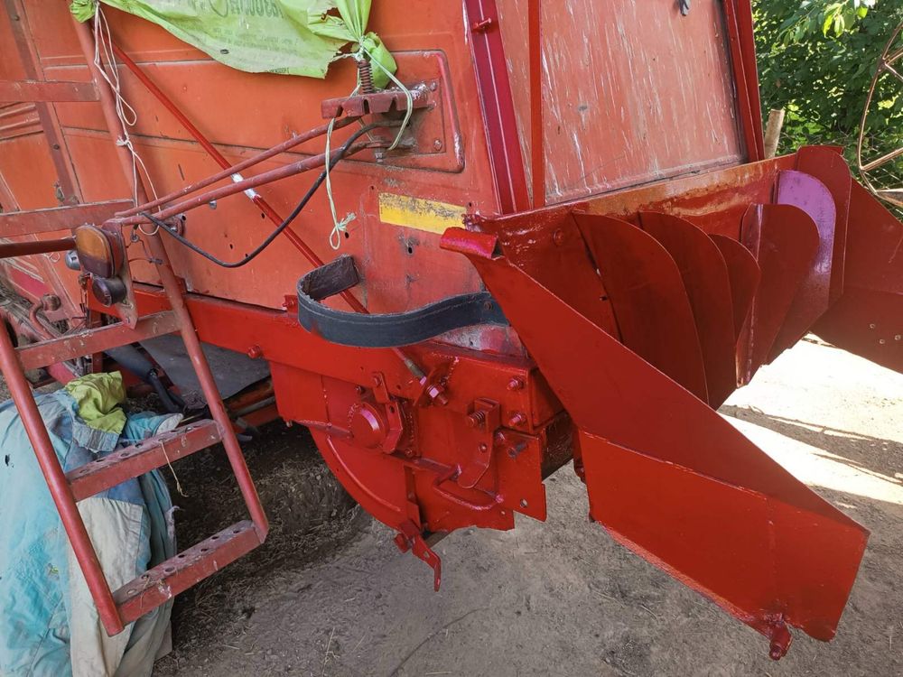 Продется комбайн  Massey Ferguson 440