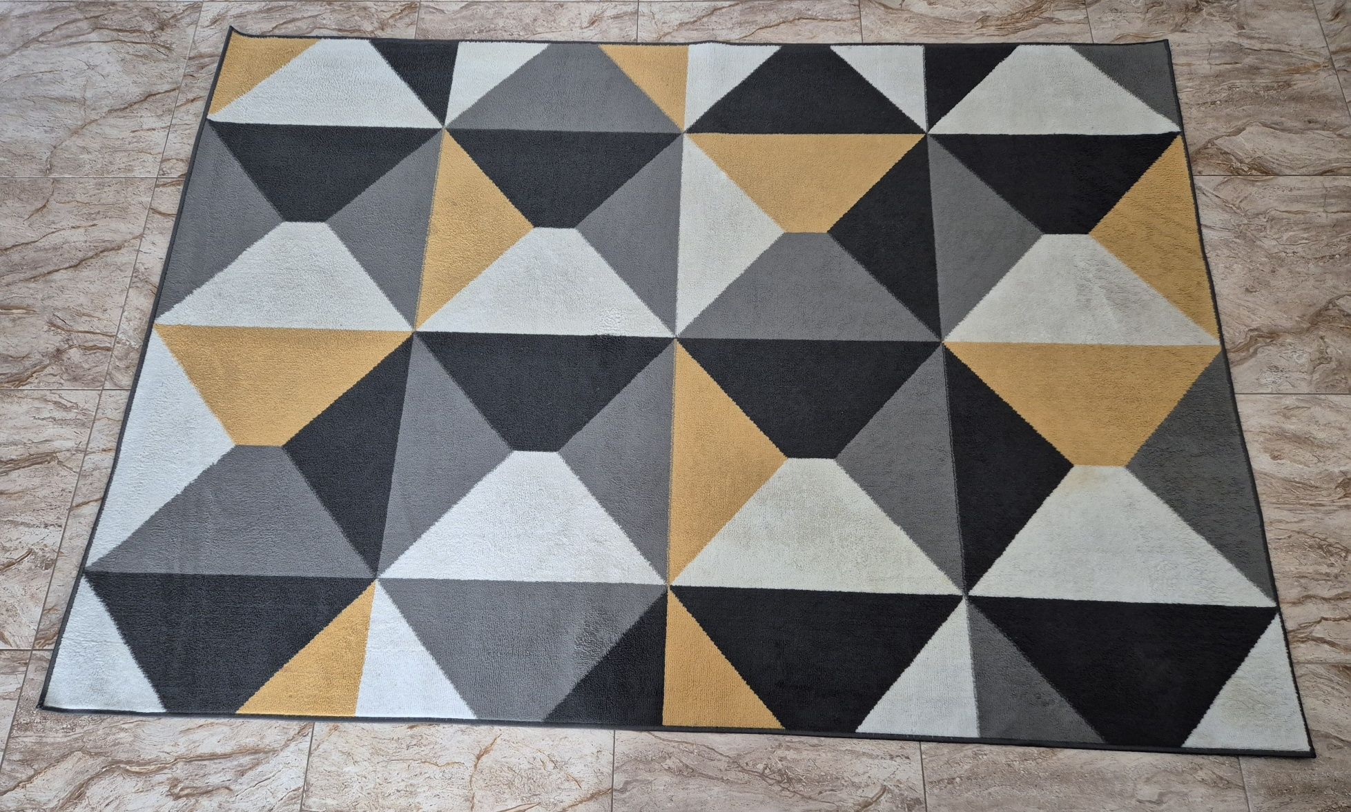 Dywan 180x250 stan bardzo dobry jak nowy
