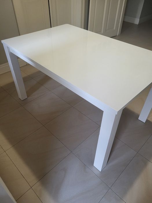 Lakierowany stół rozkladany bialy