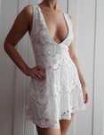 Sukienka PrettyLittleThing koronka ażur głęboki dekolt sexy