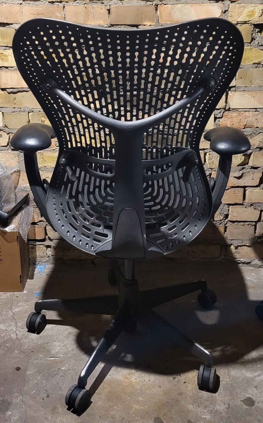 Ергономічні крісла Herman Miller Mira 2 та Triflex