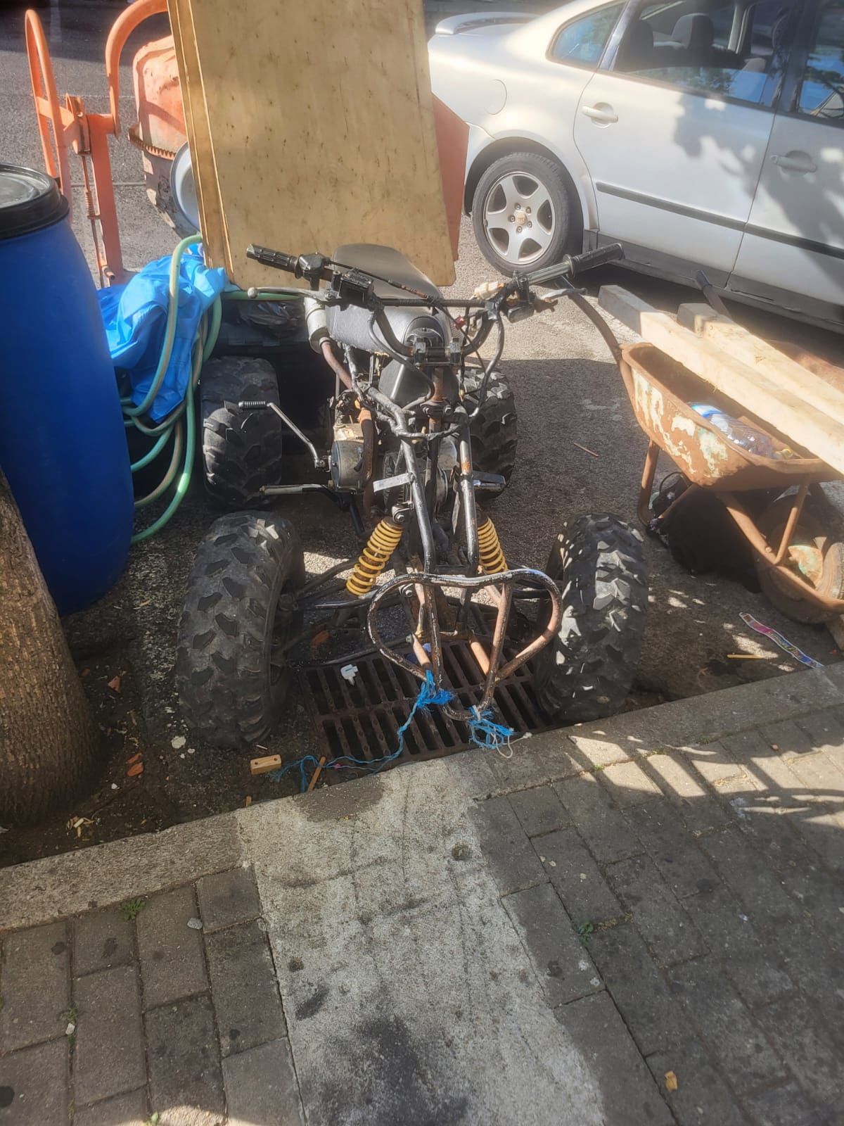 Mota como se encontra nas fotos é só pôr a bobine e a mota pega logo