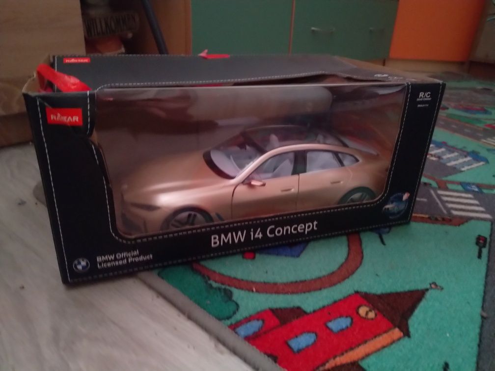 BMW I4 Coupe z świecącym wnętrzem