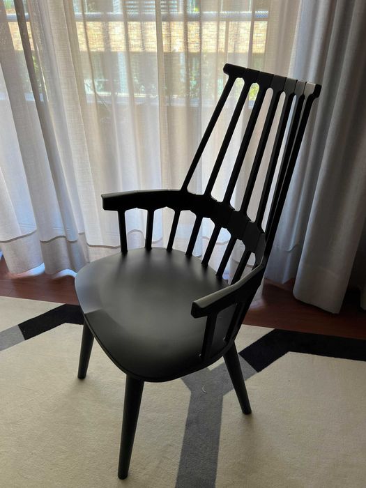 Cadeira de madeira preta marca Kartell (Modelo Comback Black)
