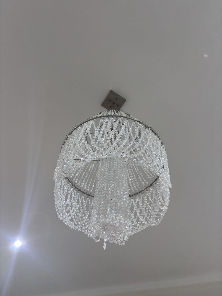 Vendo cadeeiro de teto todo em perolas como novo