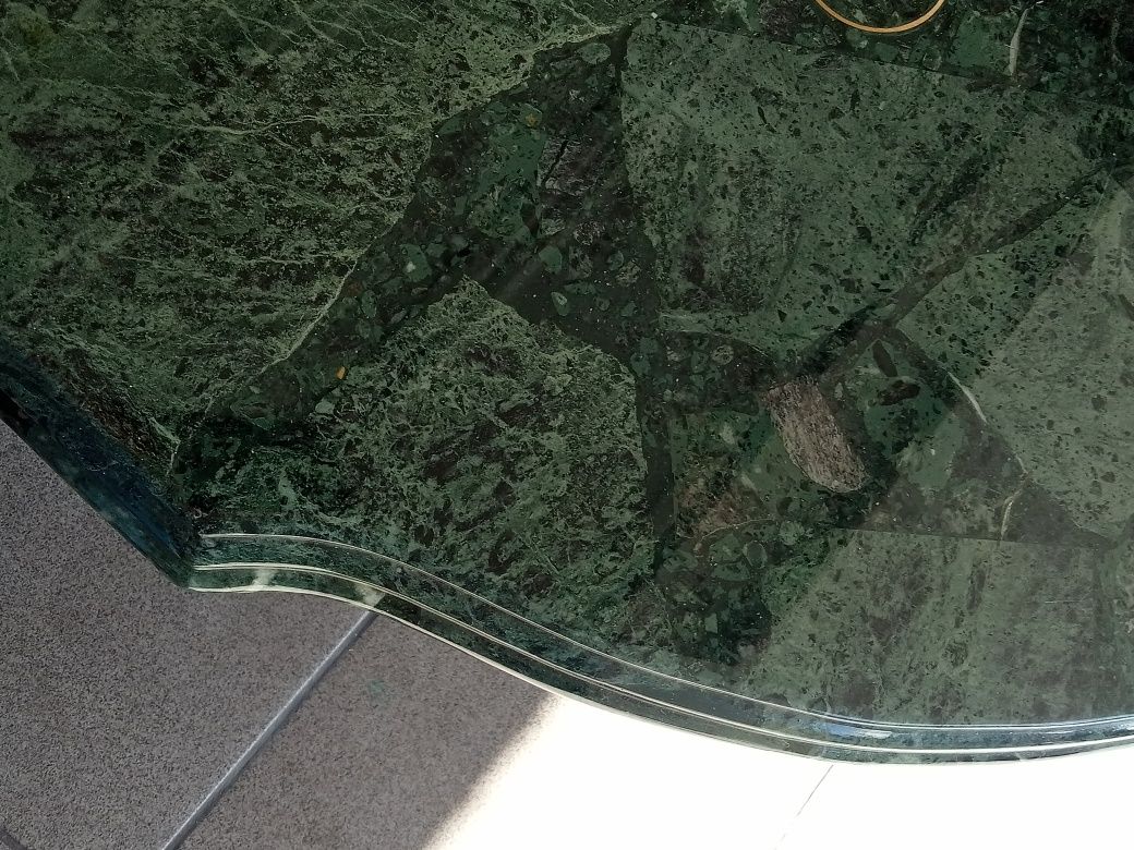 Granitowy stolik na kółkach wkolorze zielonym