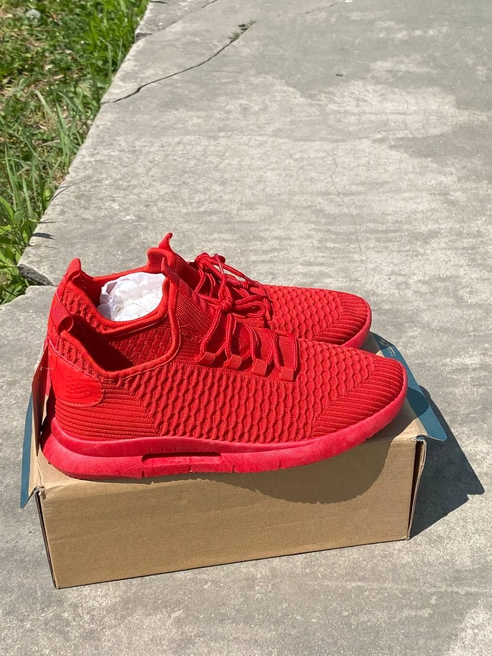 Кросівки червоні 45 розмір