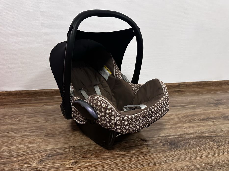 Maxi-Cosi CabrioFix 0–13 kg – fotelik z budką, dobry stan