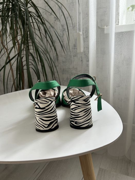 Яскраві туфлі на зручному блочному каблуку