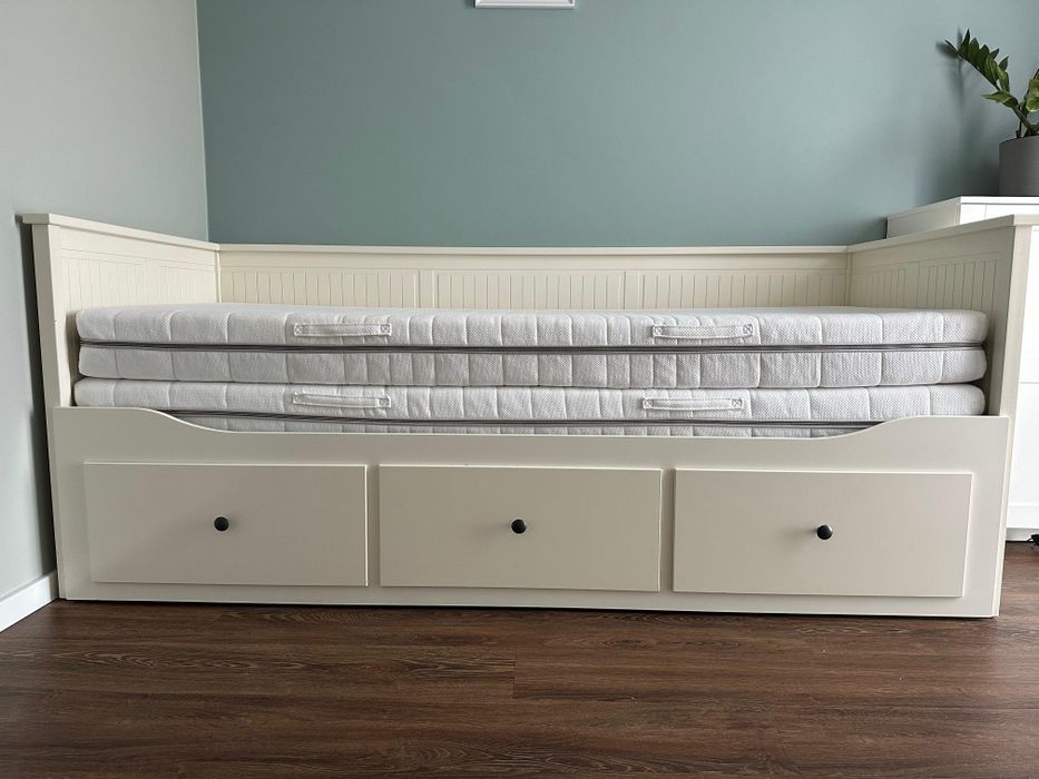 Łóżko IKEA HEMNES z dwoma materacami – praktyczne i wygodne