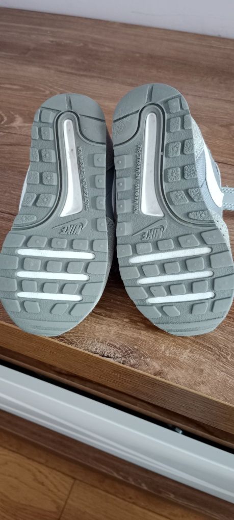 Buty Nike dla chłopca Stan bardzo bardzo dobry .