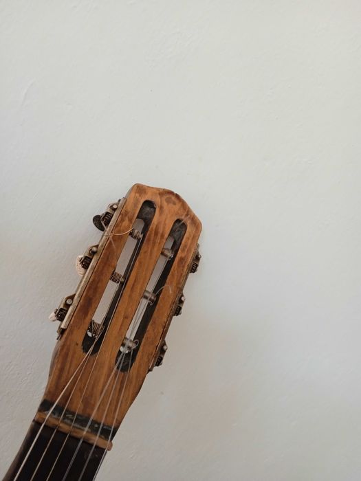 Реставрована гітара Чернігівської фабрики