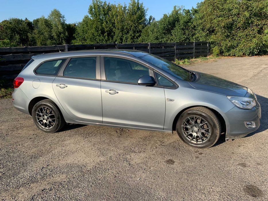 Opel Astra Sports Tourer 2011 1.6л