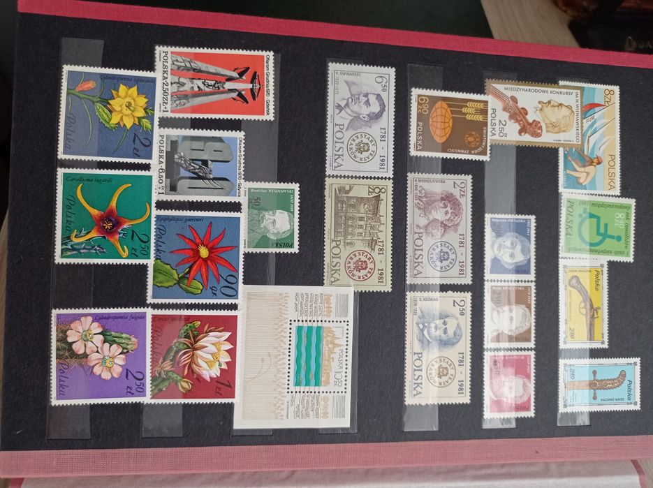 Klaser z kolekcją 496 dawnych znaczków