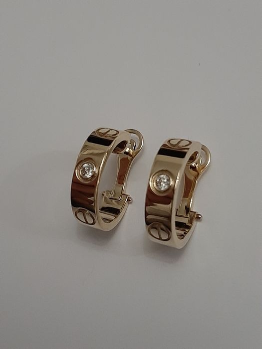 Золотые серьги с бриллиантами Cartier.