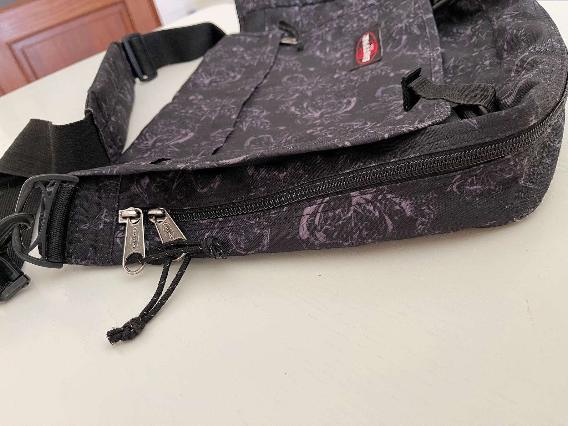 Mala a tiracolo com padrão Eastpak