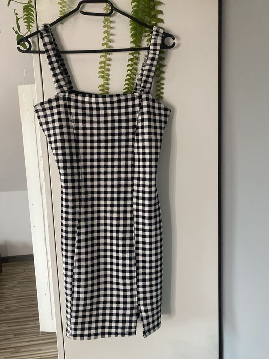 Sukienka na ramkach z rozcieciem