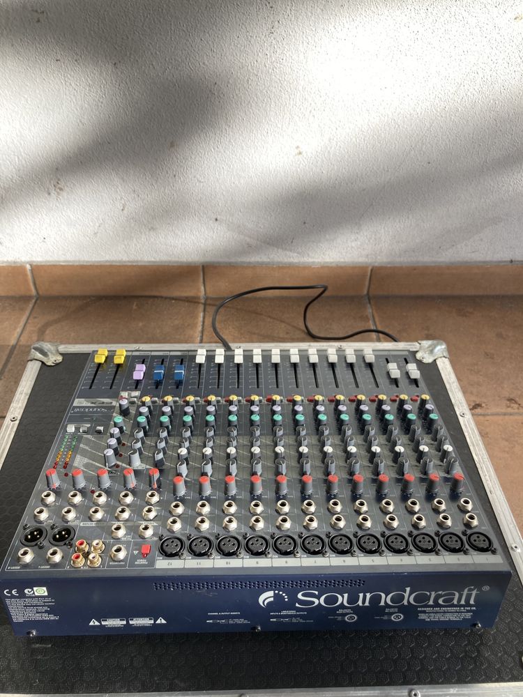 Mesa de som Soundcraft EFX12