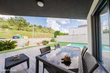 Moradia térrea T3 em lote com piscina, jardim e garagem