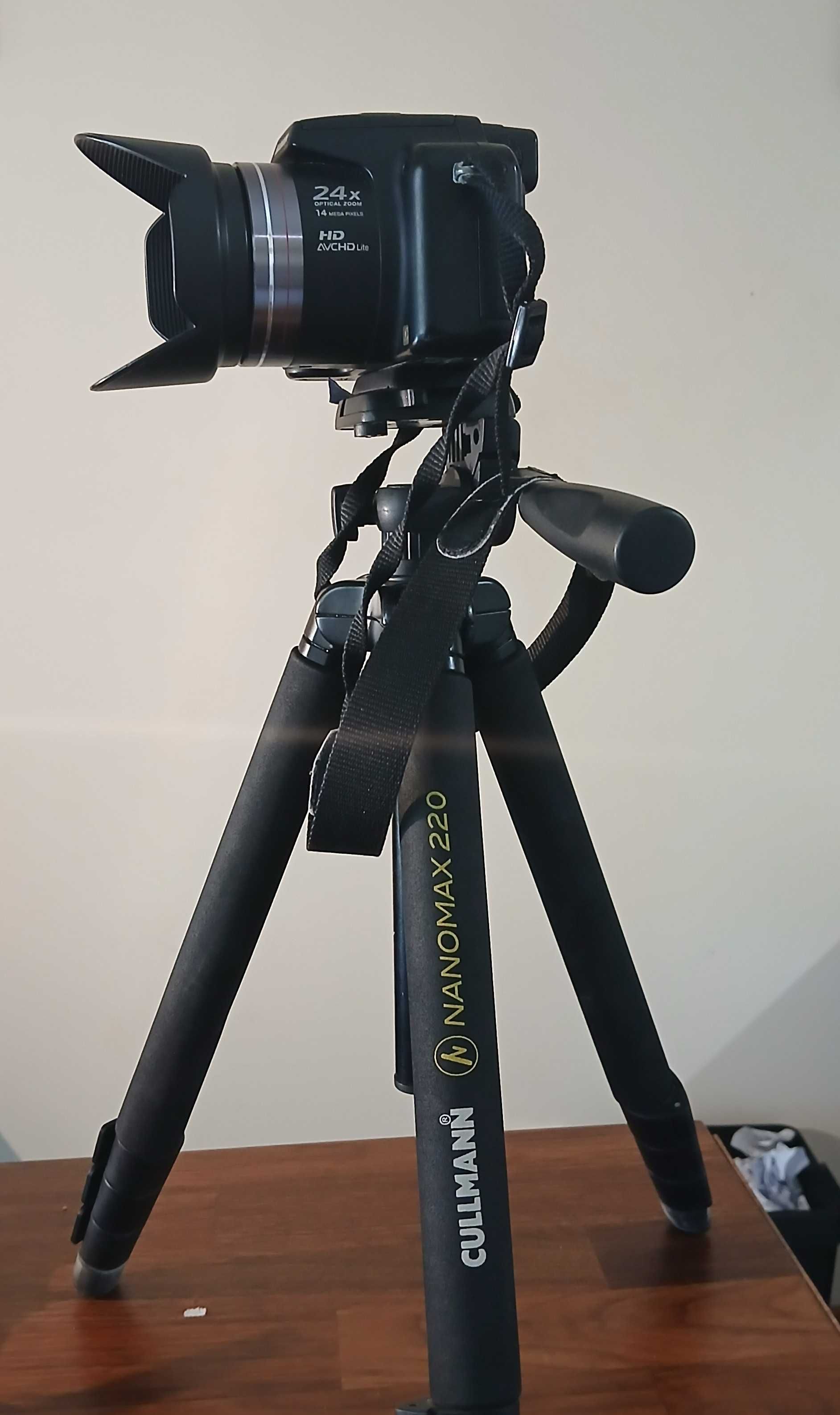 Maquina fotográfica Panasonic com tripé