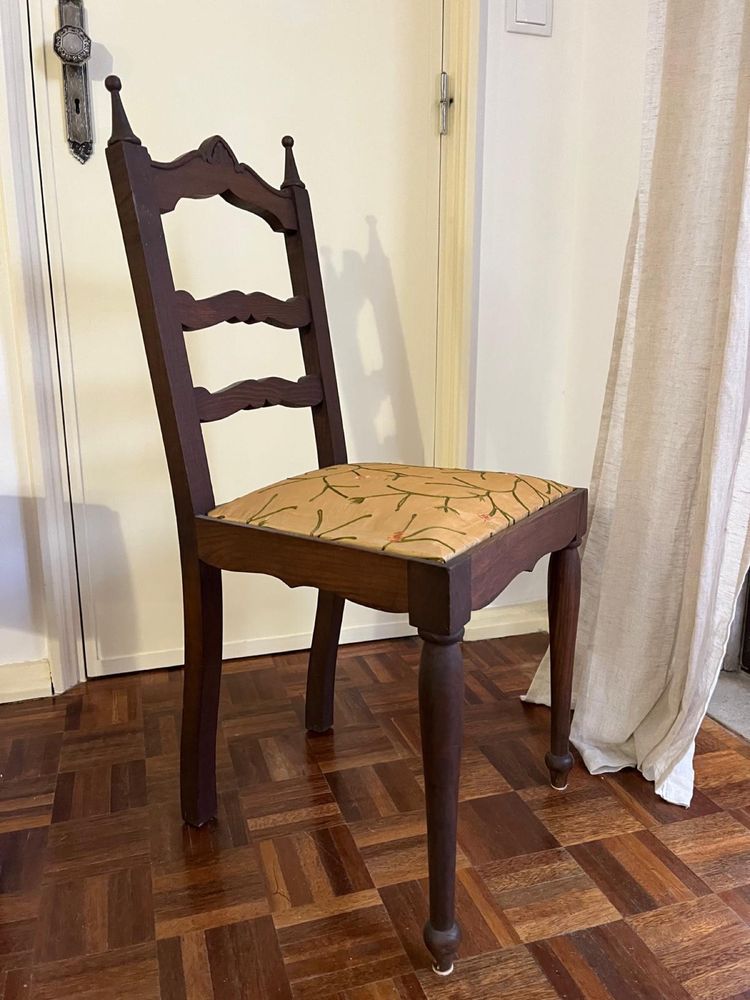 Cadeira vintage com assento em seda