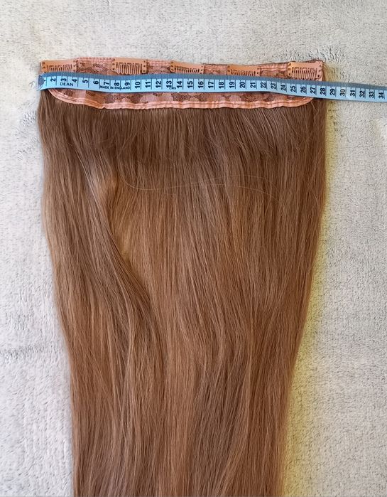 Волосся на трессах русявого кольору