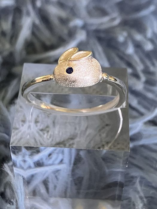 Uroczy srebrny pierścionek z króliczkiem regulowany