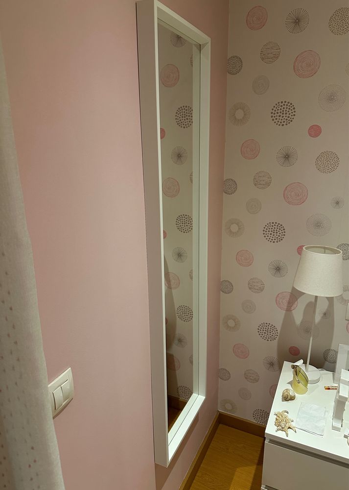 Espelho de quarto branco elegante com moldura