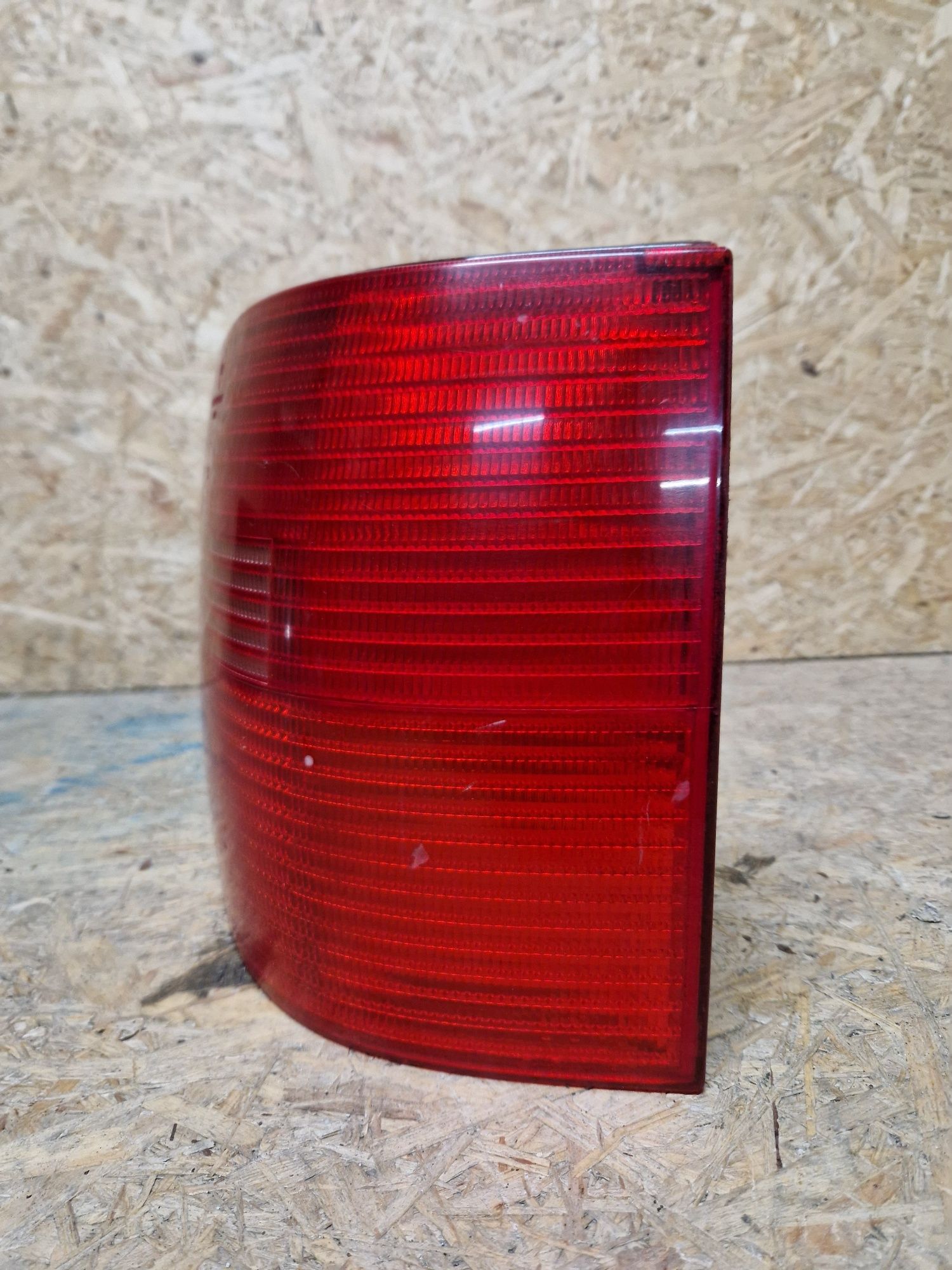 Lampa prawy tył vw passat b5 kombi 3b9.945.112f